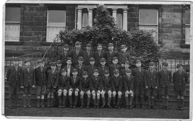 Class Photo Peter Cassidy in Shorts.gif - Class Photo with peter Cassidy in shorts.